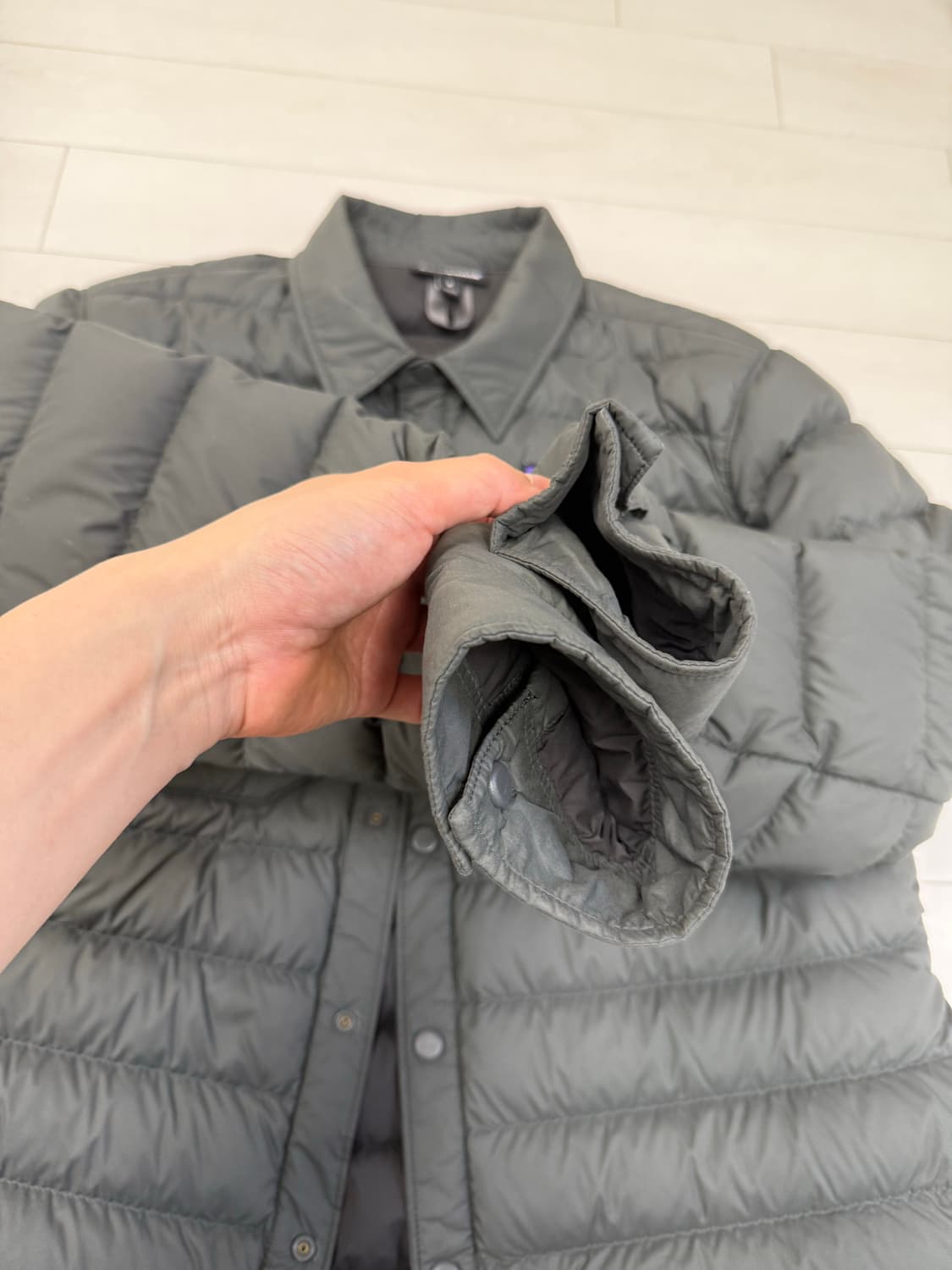 파타고니아 셔츠 패딩 M 사이즈 그레이 색상이에요  상태 너무 좋아요 찢 상품이미지3