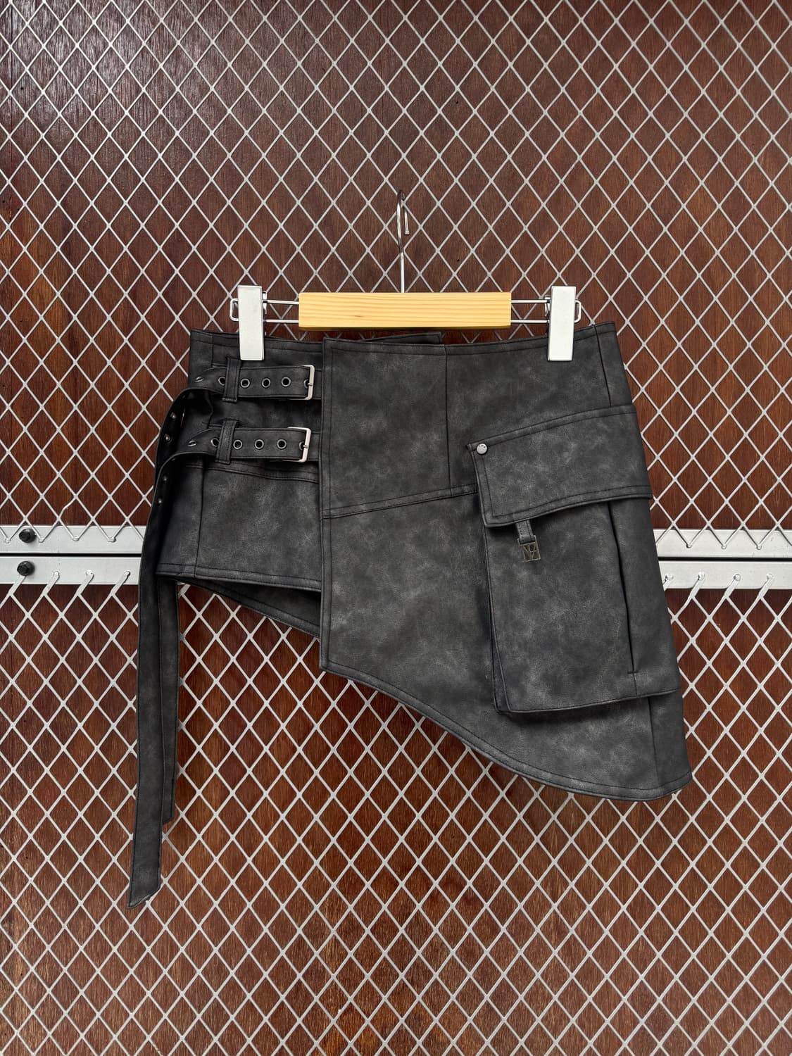 트리밍버드 레더 스트랩 벨트 디테일 레이어드 랩 스커트 다크 그레이 상품이미지8