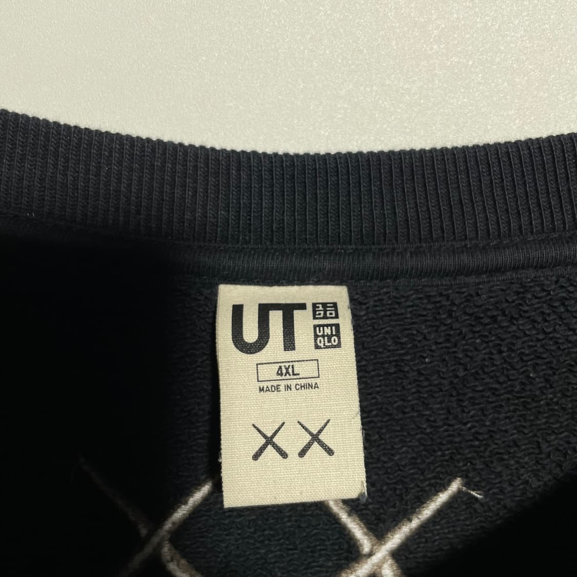 유니클로 UT KAWS 콜라보 맨투맨 블랙 상품이미지4