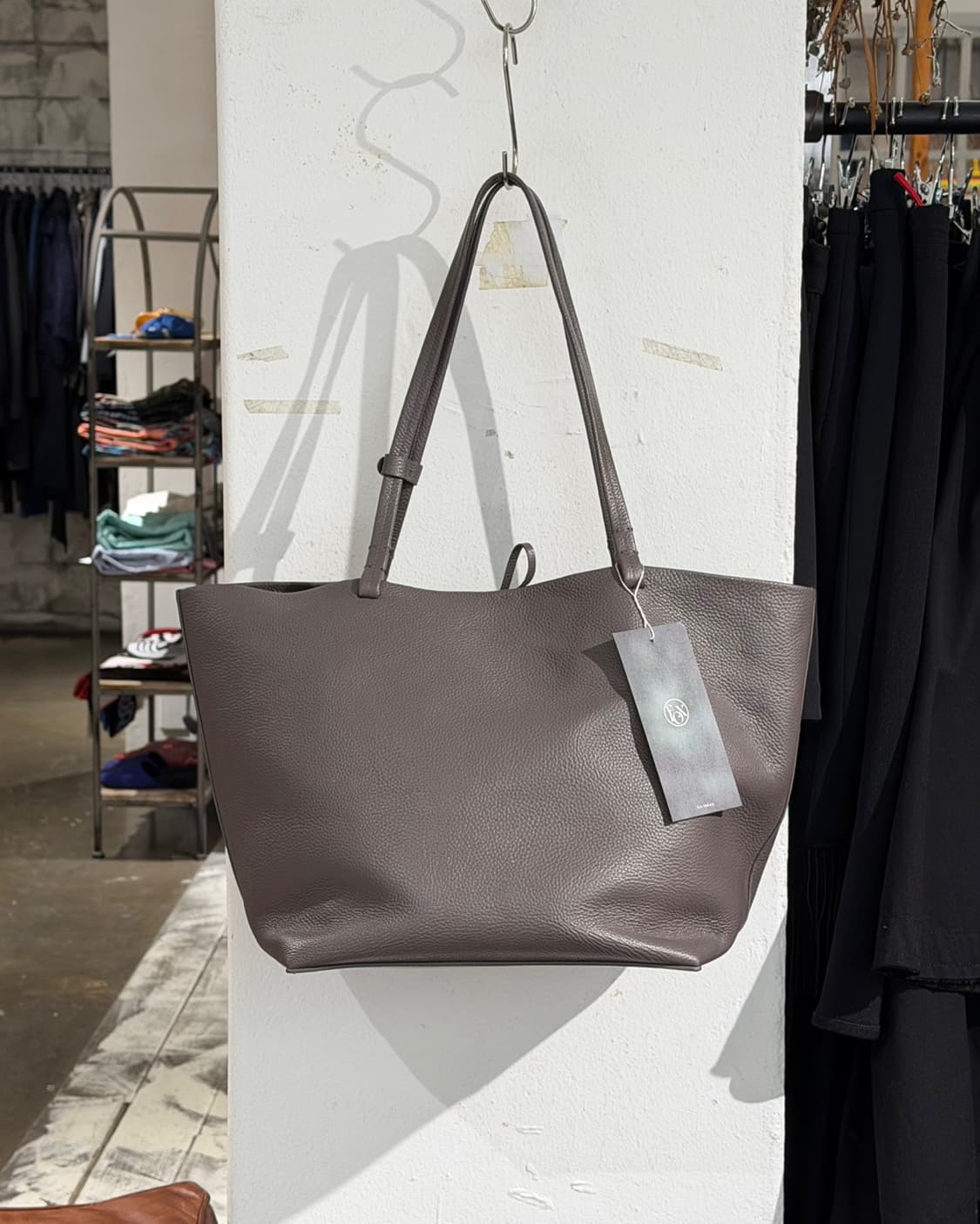 더 로우 그레이 레더 파크 쓰리 토트백 상품이미지4