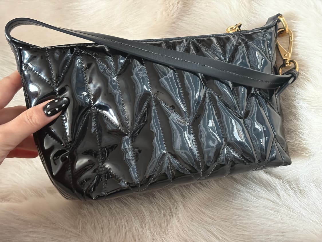 미우미우 스피릿 마테라쎄 페이턴트 미니백 블랙 상품이미지4