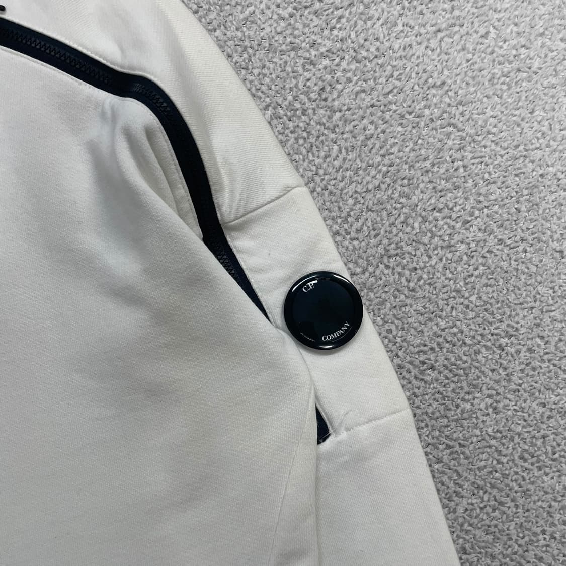 C.P 컴퍼니 렌즈 와펜 사선 크루넥 맨투맨 화이트 상품이미지3