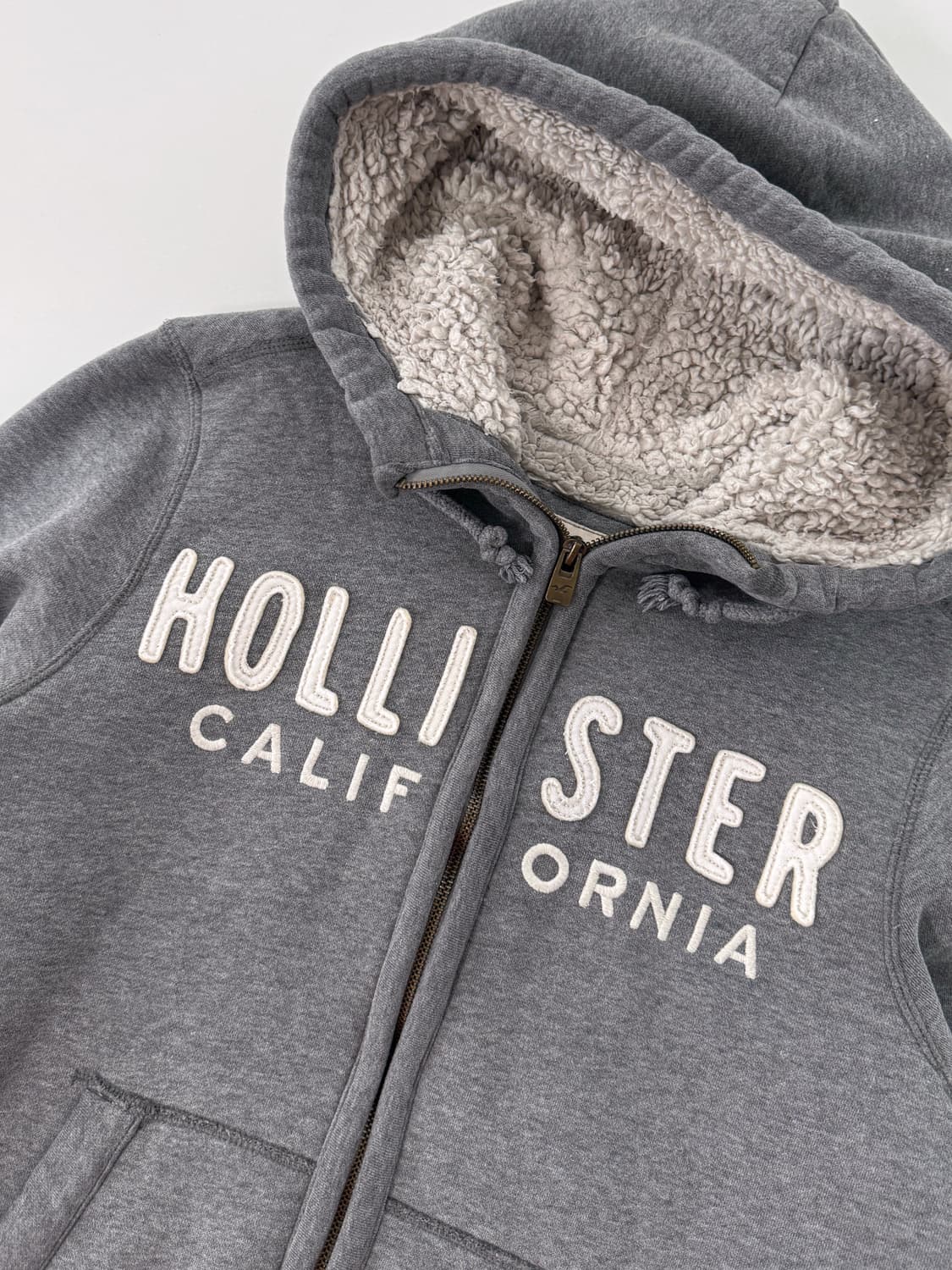 홀리스터 루즈핏 00‘s 그레이 패치 양털 라이닝 스웻 후드집업 상품이미지2