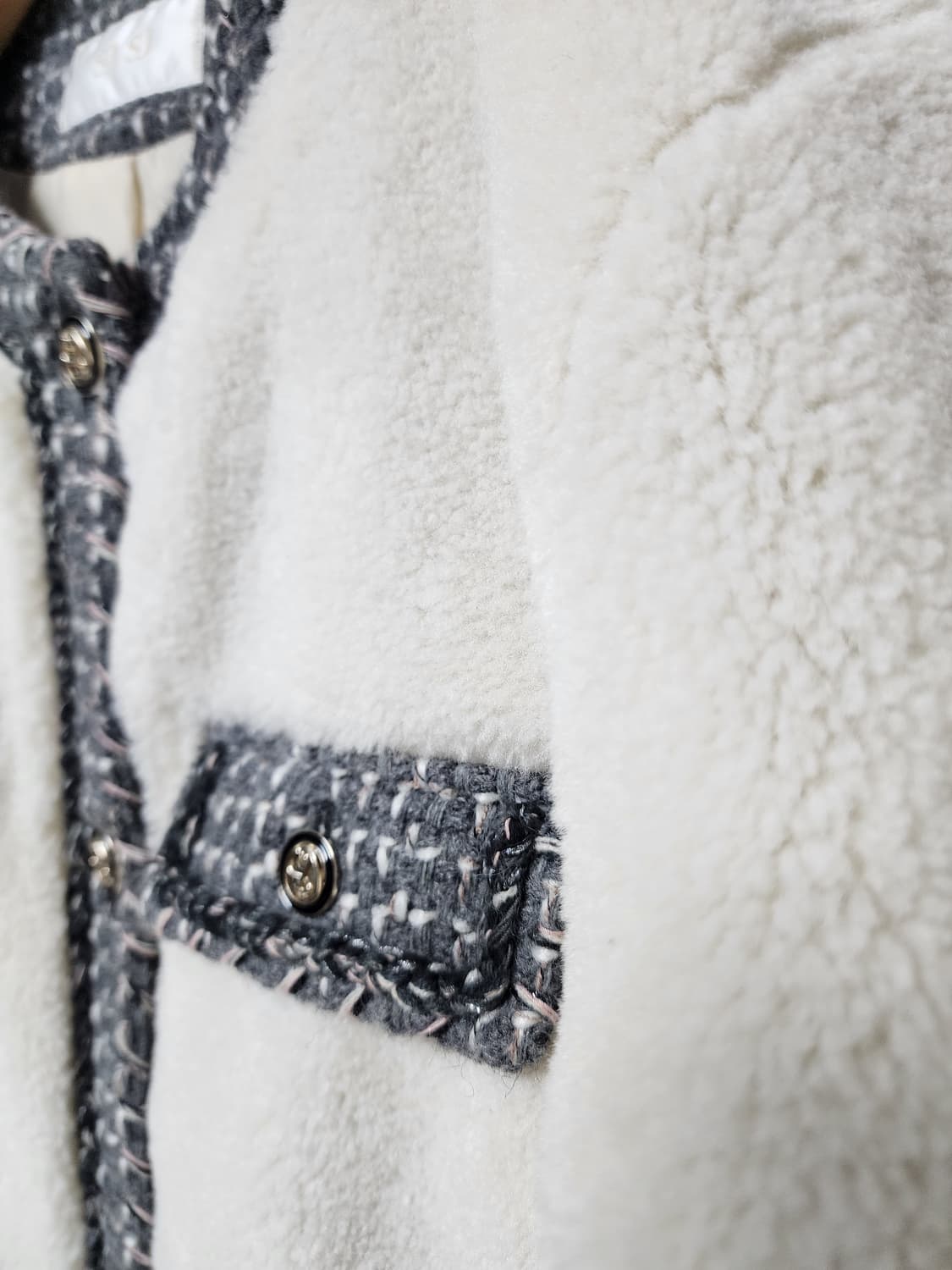 아이보리 컬러의 SJ SJ 뽀글이 트위드 자켓 상품이미지3