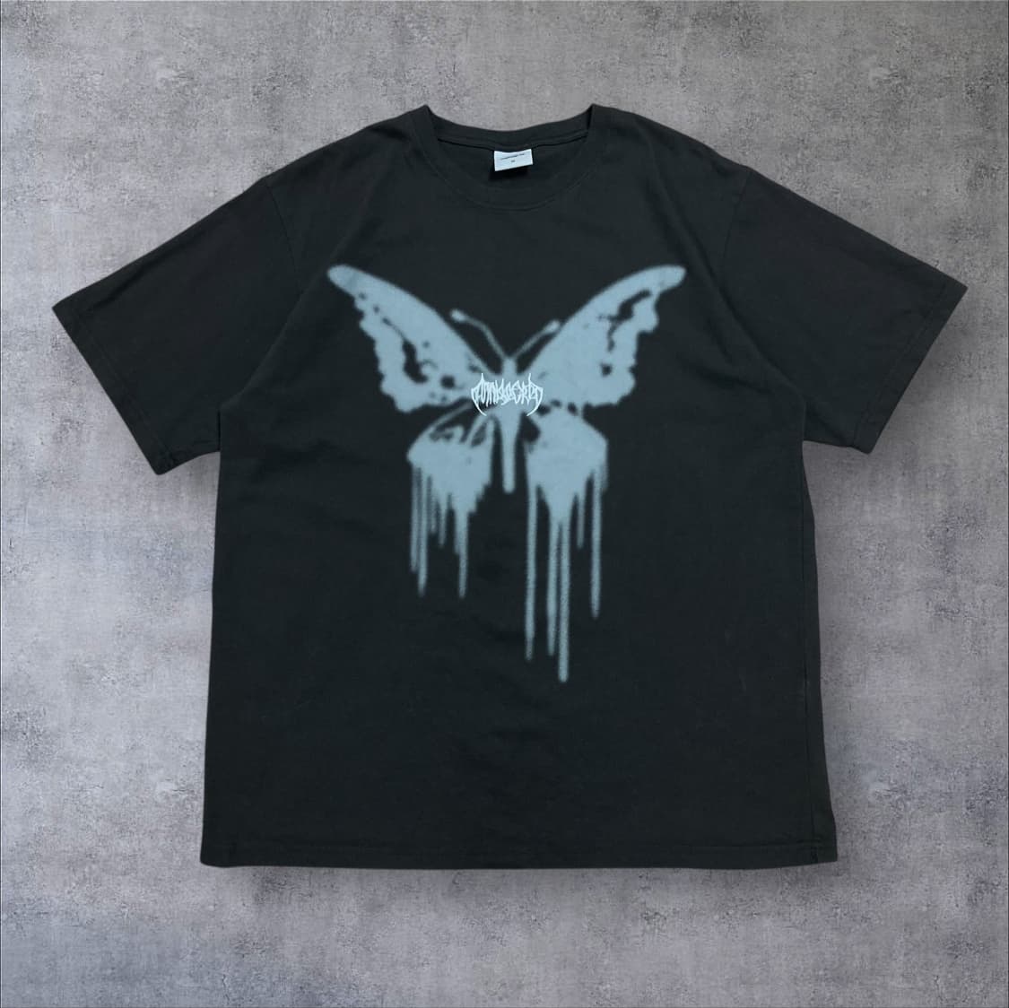 마하그리드 버터플라이 빅러고 차콜 반팔티 상품이미지1