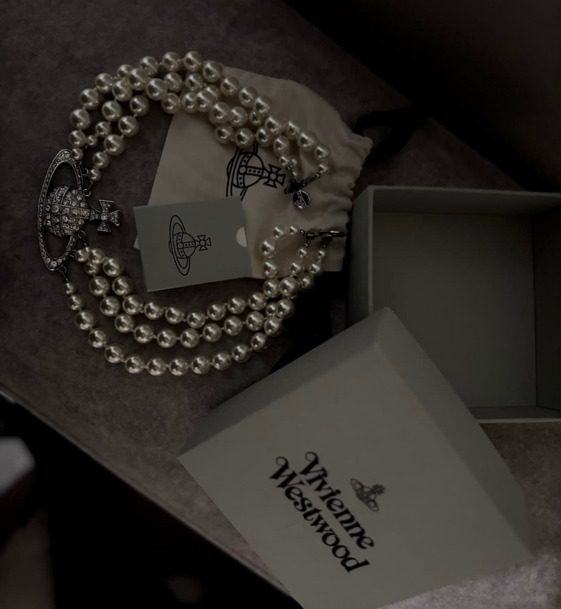 비비안 웨스트우드 쓰리로우 펄 바스 릴리프 초커 목걸이 상품이미지2