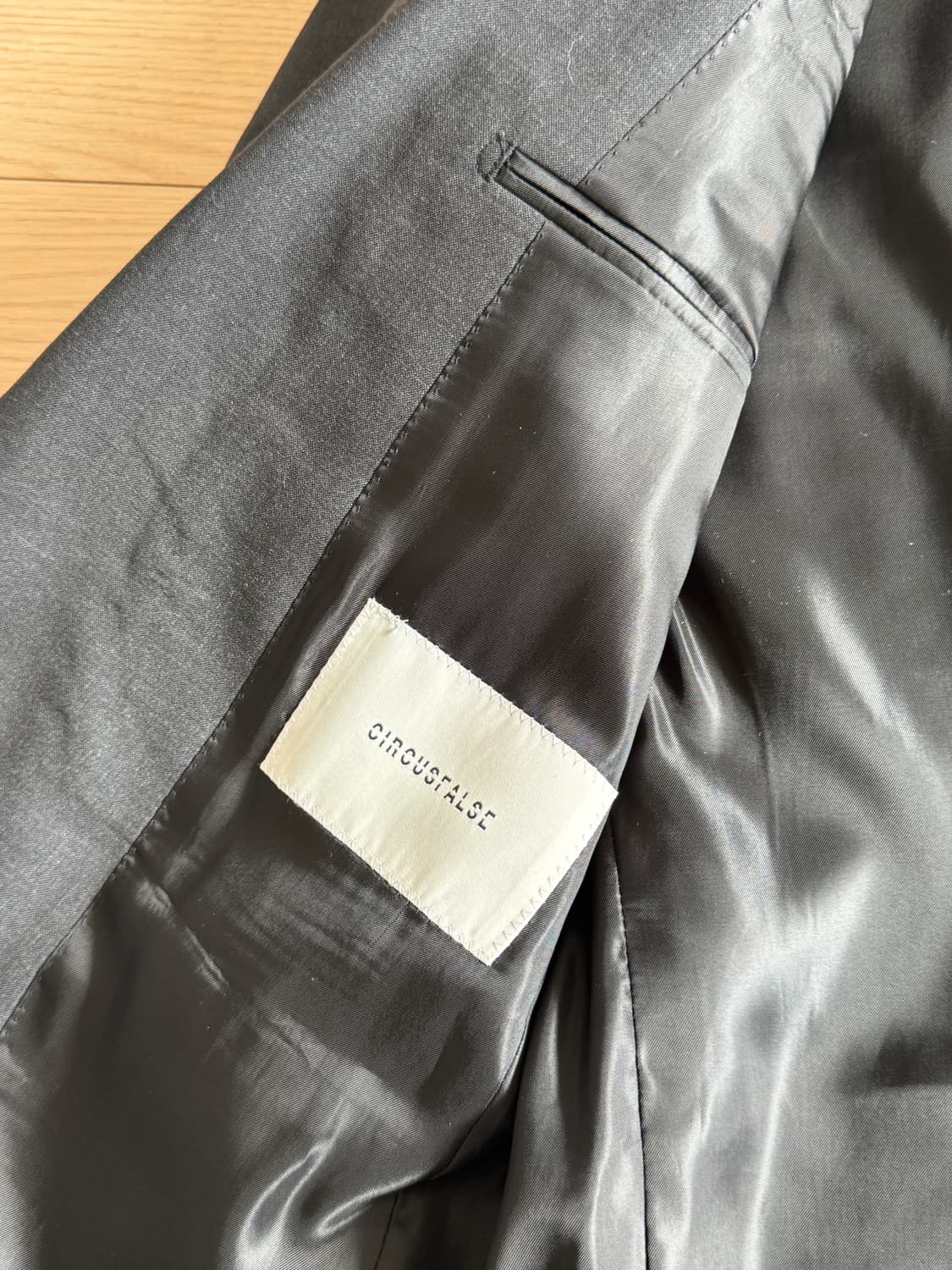 서커스폴스 노치드 투버튼 자켓 차콜 2 상품이미지3