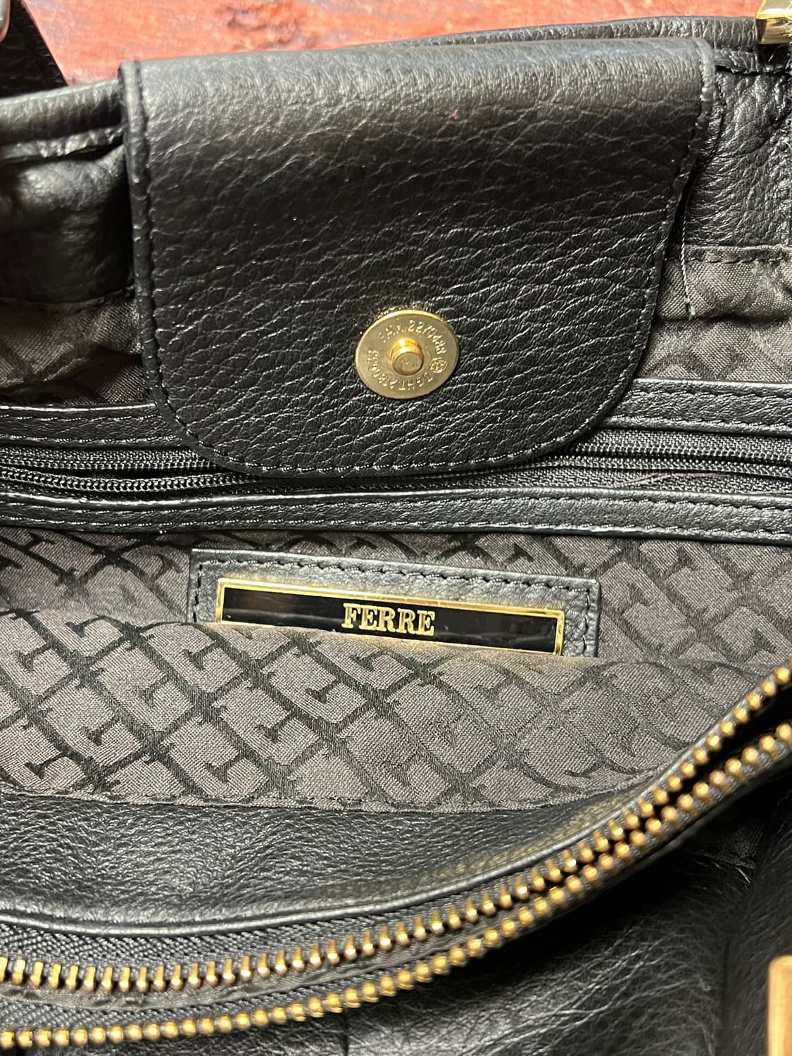 GIANFRANCO FERRE 지안프랑코 페레 블랙골드 레더 토트백 상품이미지5