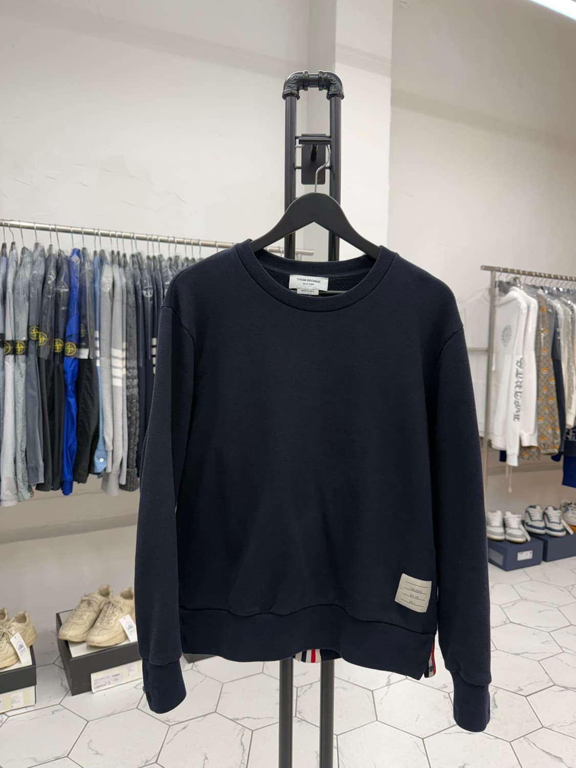 [3] 톰브라운 백삼선 맨투맨 상품이미지2