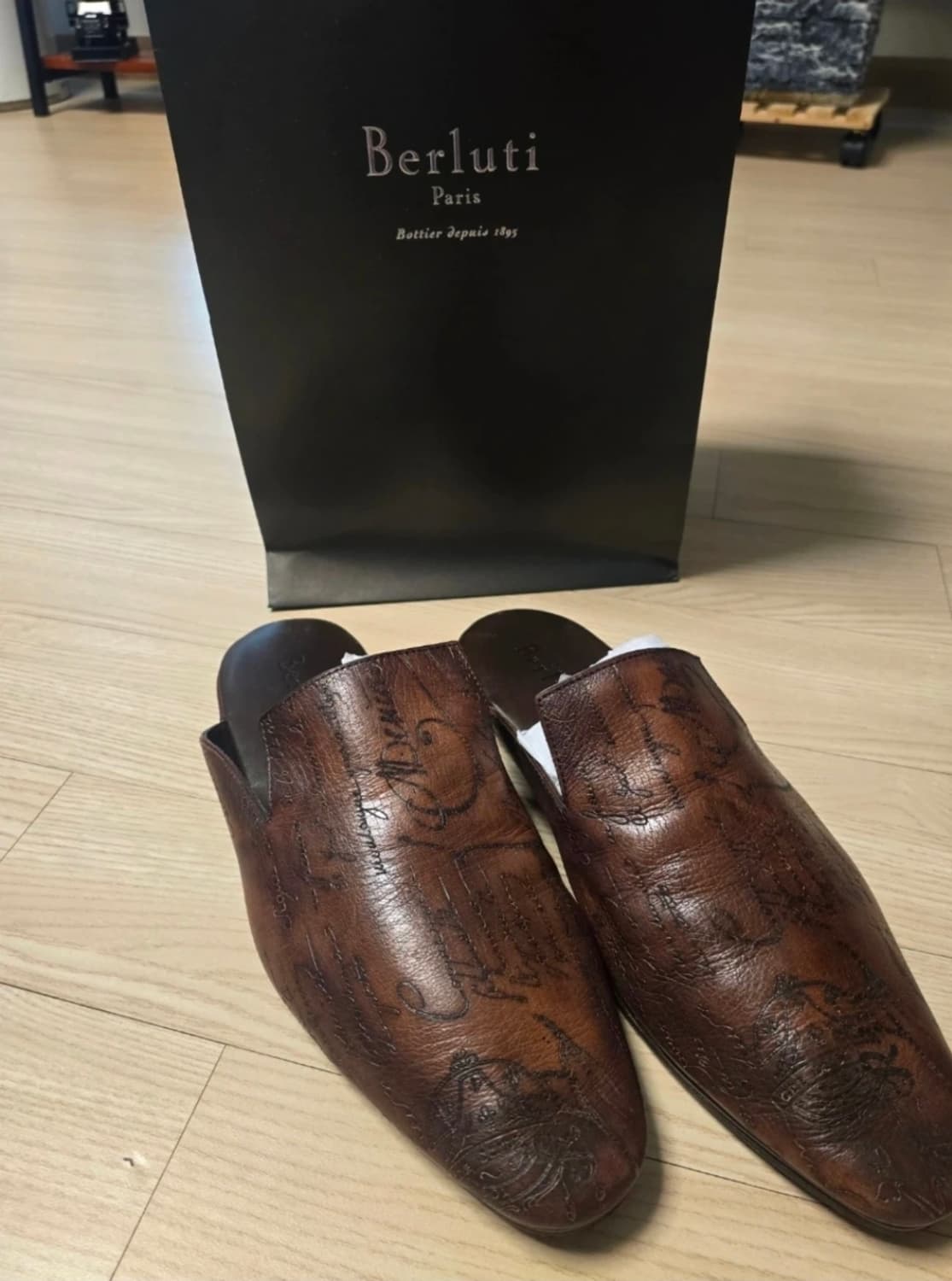 벨루티 남성 스크리토 가죽 블로퍼

 상품이미지2