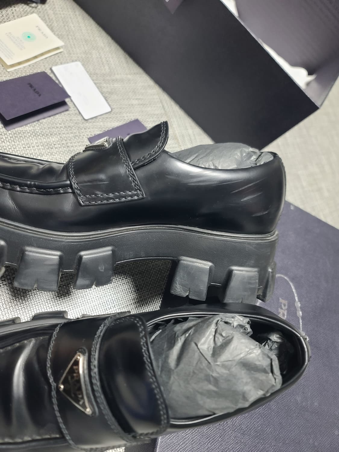 프라다 모놀리스 브러쉬드 레더 로퍼 프라다 구두 상품이미지2