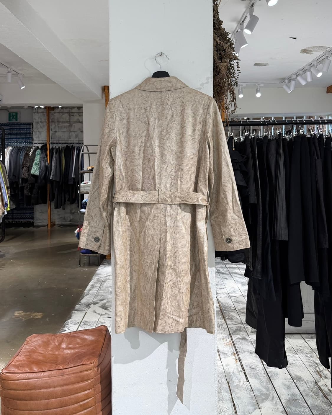 랑방 베이지 램스킨 레더 스네이크 패턴 벨트 트렌치 코트 상품이미지7