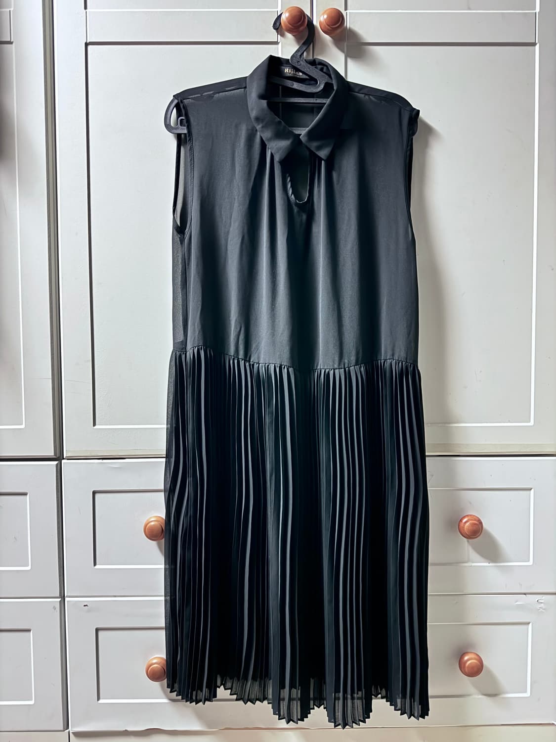 블랙 플리츠 민소매 원피스 상품이미지1