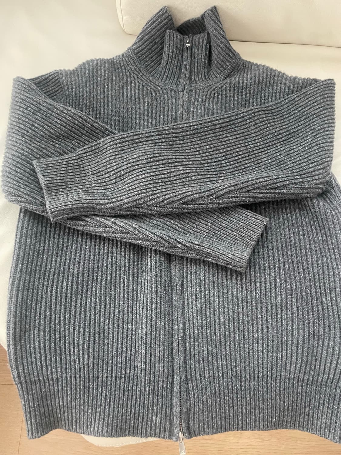 인더로우 풀집업 니트 판매합니다 상품이미지5