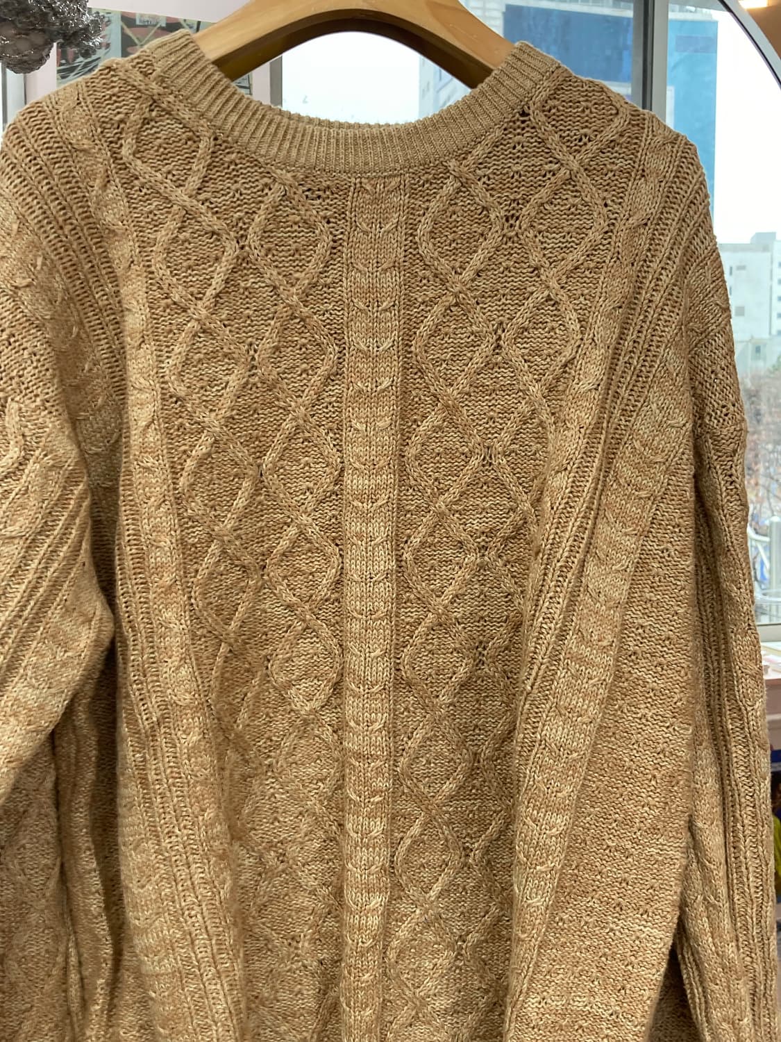 에스닉 베이지 꽈배기 오버핏 니트 상품이미지3