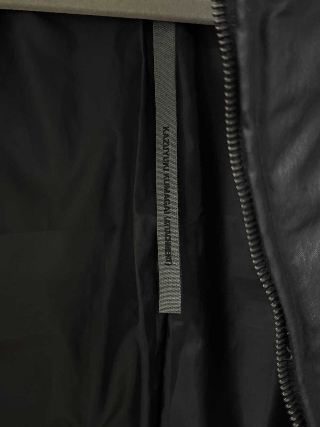 카즈유키 쿠마가이 어태치먼트 절개 패딩 상품이미지4