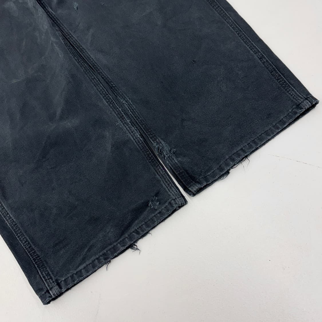 칼하트 OG 가죽패치 카펜터 블랙 페이딩 덕캔버스 와이드 워크팬츠 상품이미지6