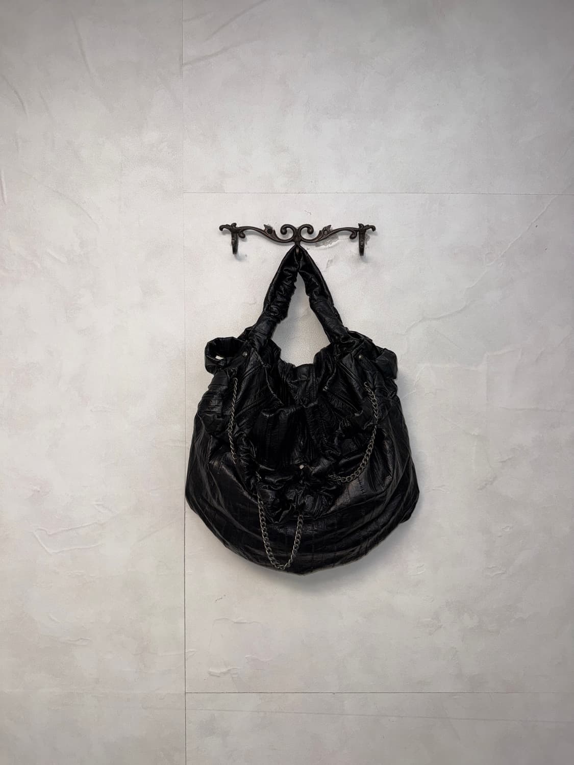 Black knotted chain leather tote bag 상품이미지1