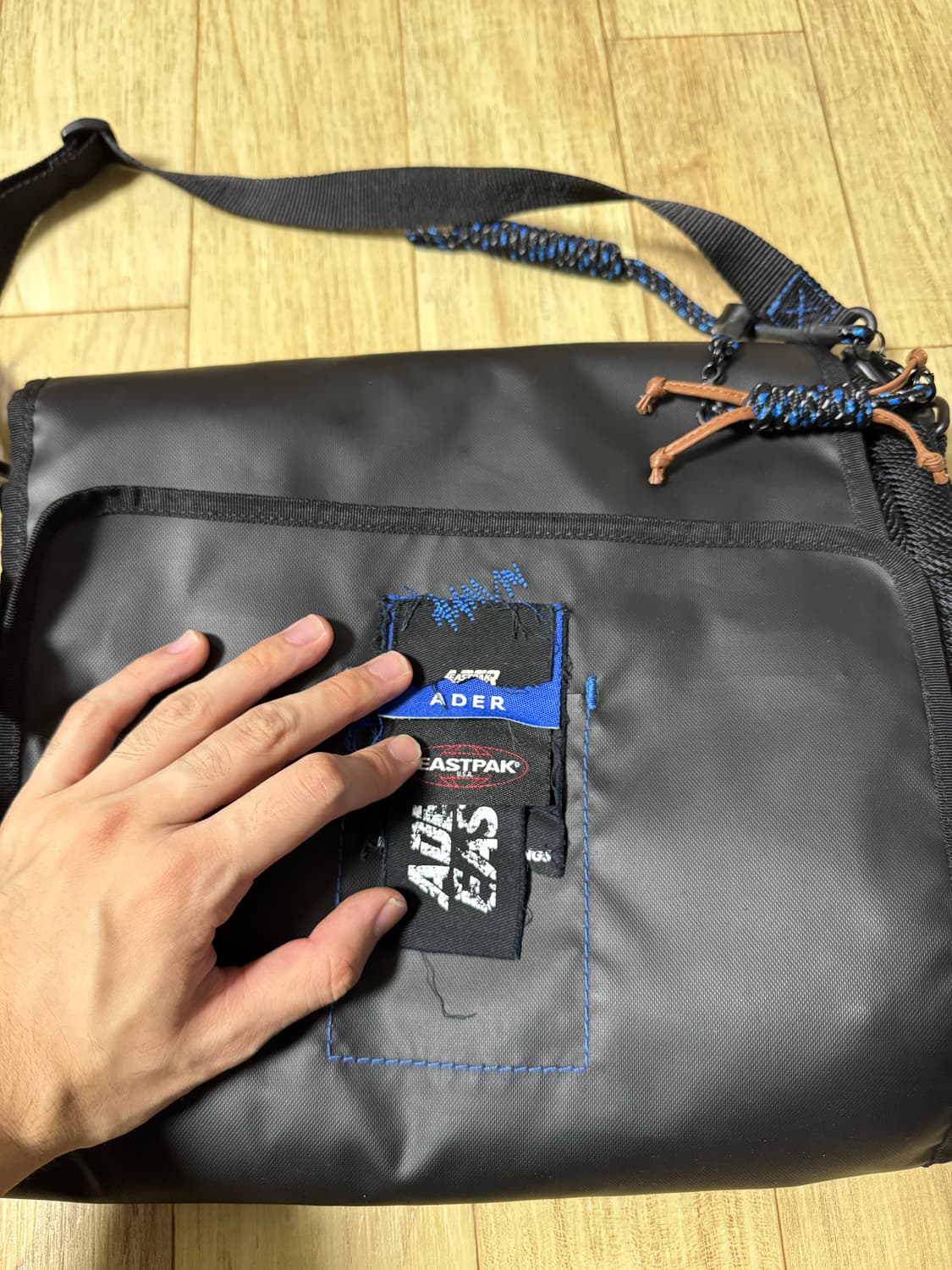 아더에러x이스트팩 숄더백 판매 상품이미지1