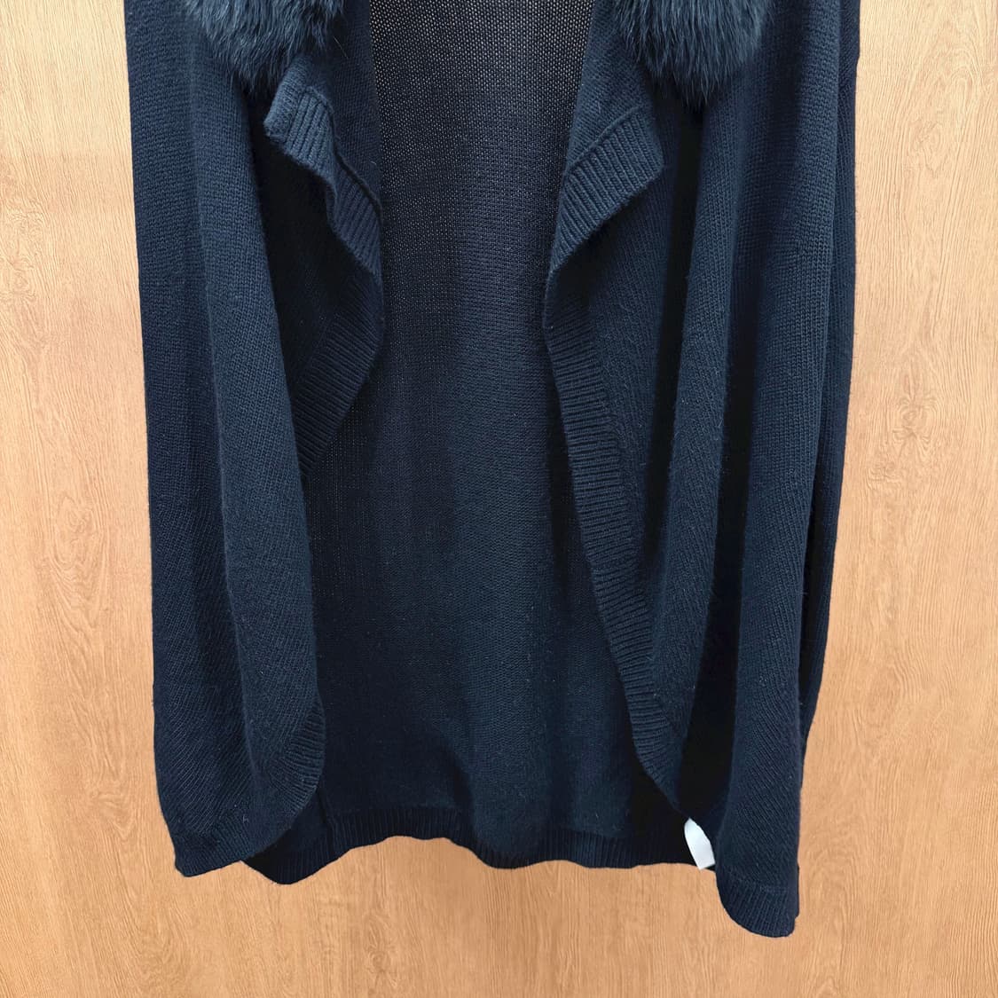 띠어리 니트 오픈 가디건 폭스 퍼 트리밍 디테일 루브핏 블랙 상품이미지5