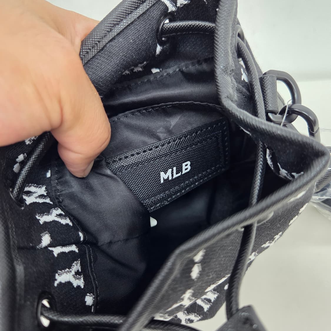 MLB 새상품 22 모노그램 다이아 자카드 미니 버킷백 크로스백 블랙 상품이미지7