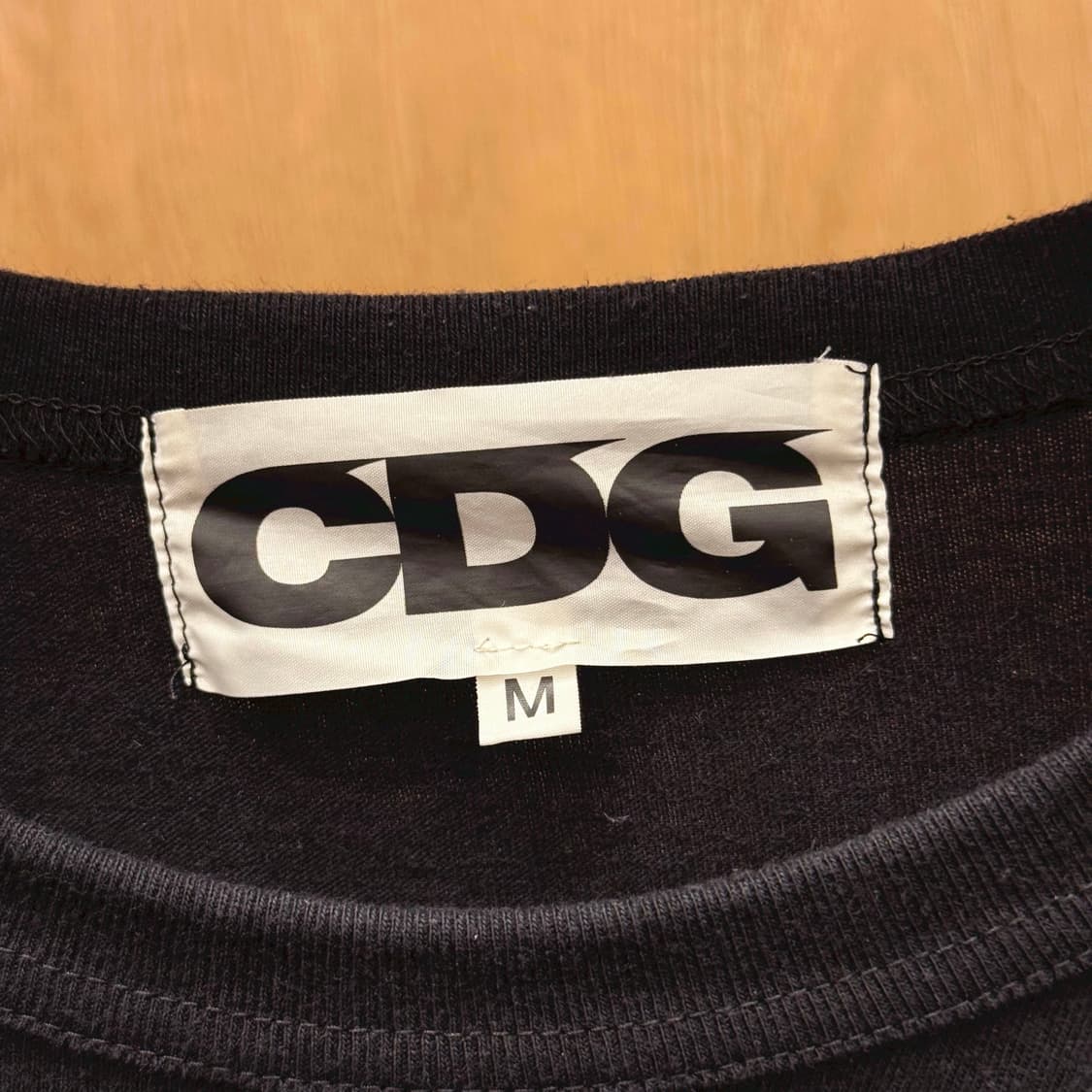 꼼데가르송 라운드넥 반팔 티셔츠 CDG 미니 로고 프린팅 디테일 블랙 상품이미지7
