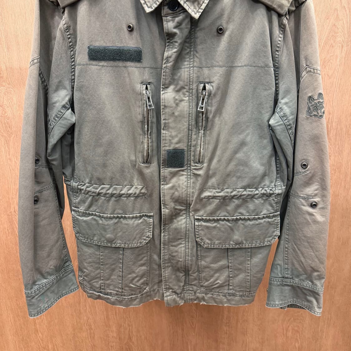 쟈딕 앤 볼테르 밀리터리 긴팔 자켓 견장 지퍼 멀티 포켓 디테일 카키 상품이미지5