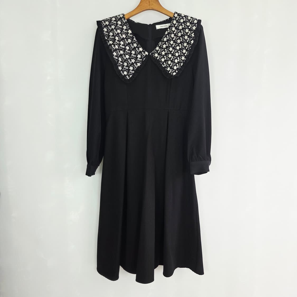 [THE OPEN PRODUCT] 더오픈프로덕트 플라워 빅카라 원피스 상품이미지1