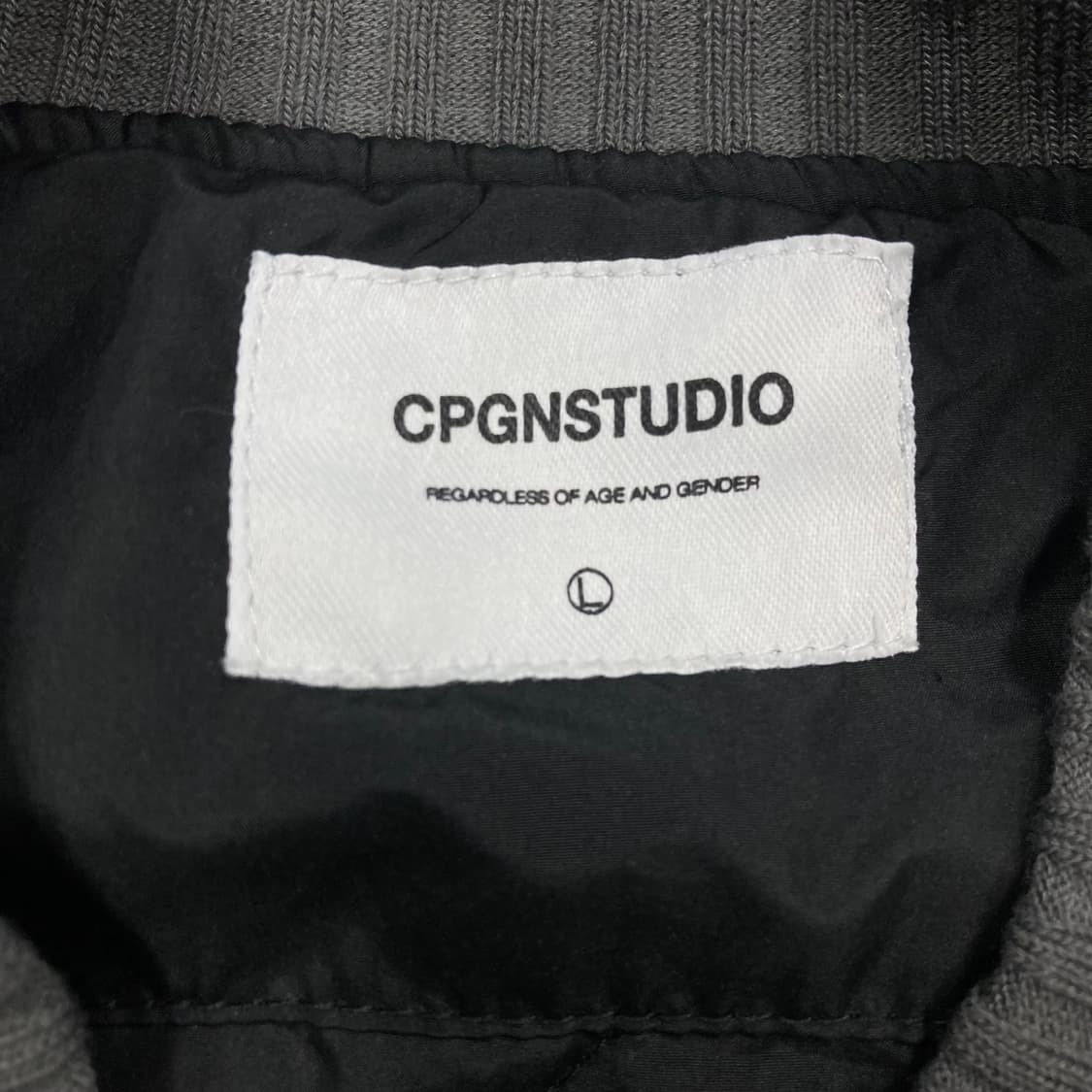 꼼파뇨 스튜디오 블랙 컬러 고양이 자수 벨벳 수베니어 블루종 자켓 상품이미지4