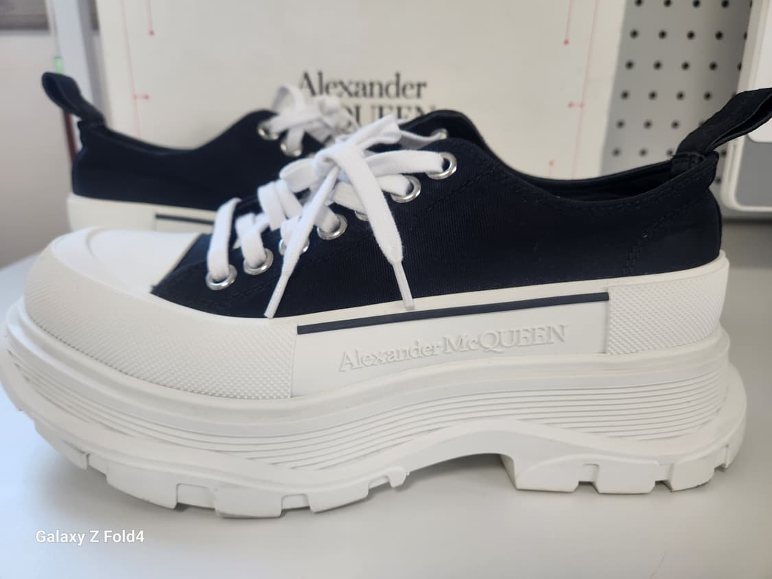 알렉산더 맥퀸 트레드 슬릭 스니커즈 블랙 판매합니다 상품이미지3