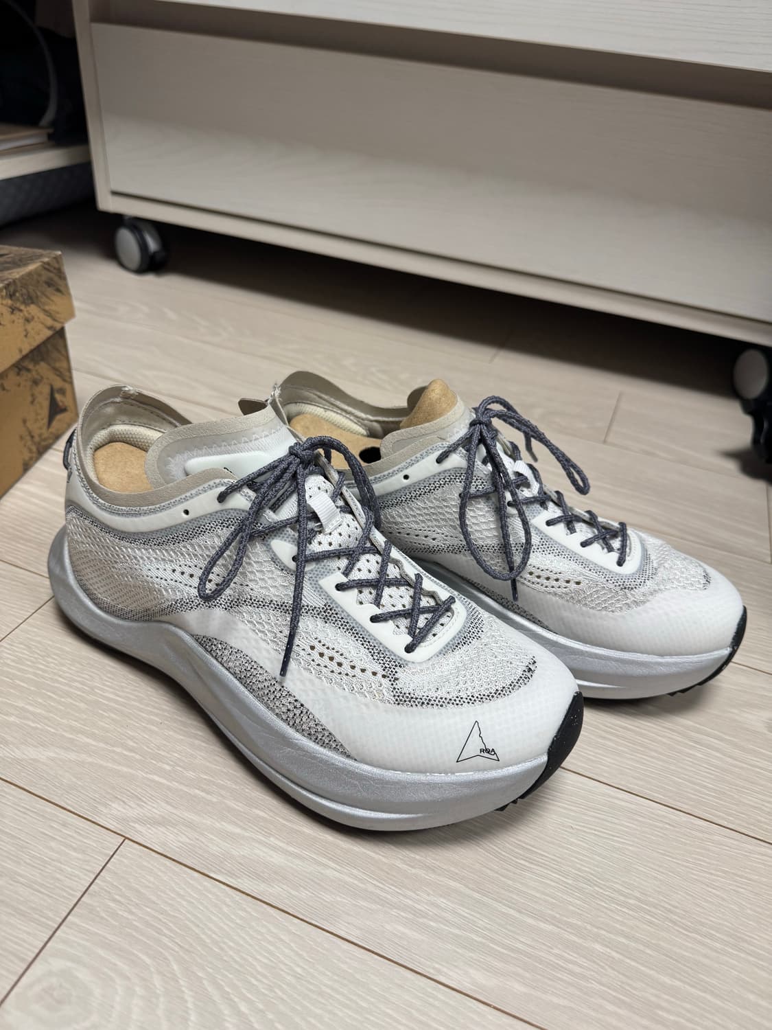 26ss 로아 셀라 라이트 화이트 42사이즈  상품이미지4