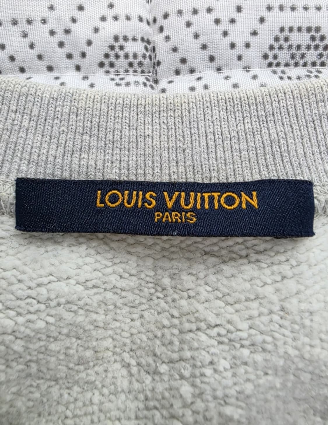 루이비통 네온 로고 맨투맨 그레이 L (드라이완료) 상품이미지6