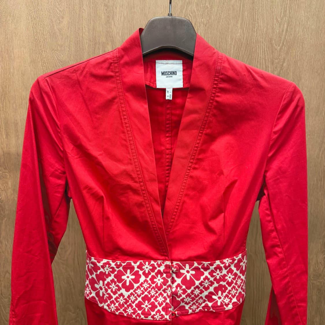 모스키노 진스 딥 브이넥 자켓 허리 플로럴 패턴 배색 타이 디테일 레드 상품이미지4