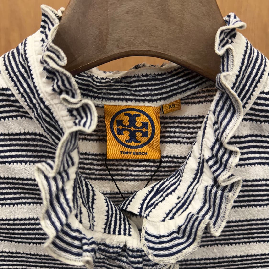 토리버치 블라우스 반팔 스트라이프 패턴 프릴 넥 하프 버튼 디테일 네이비 상품이미지6