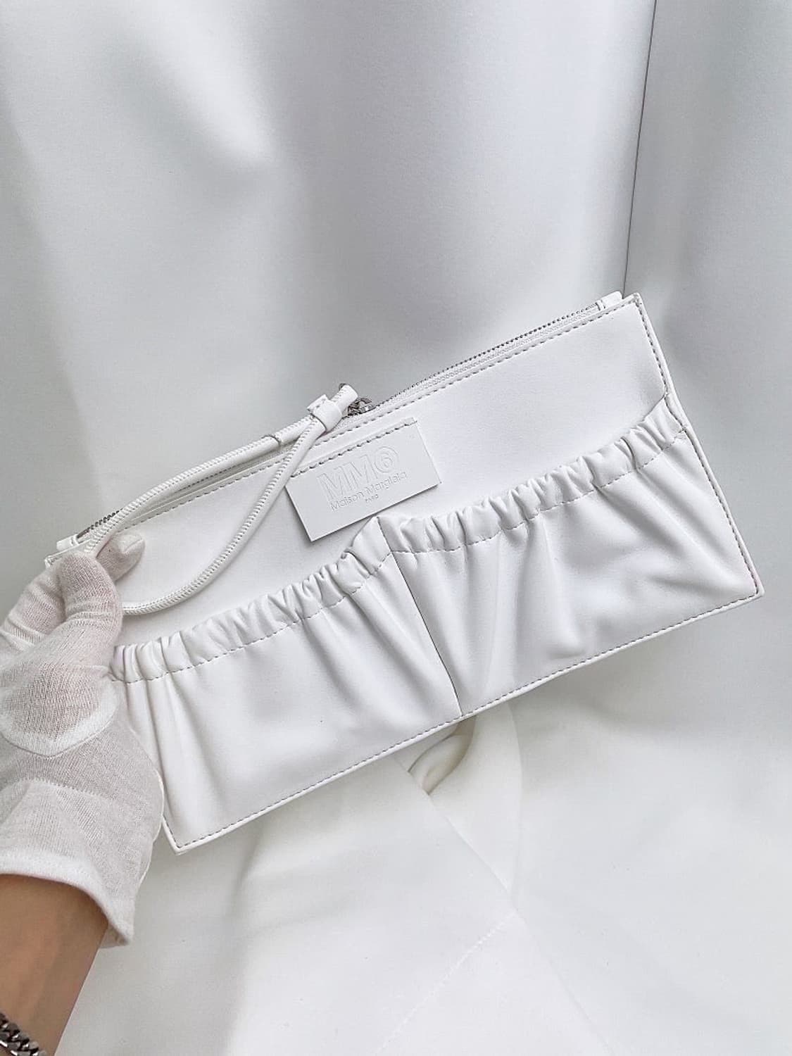 (정품/새상품) MM6 마르지엘라 여성 화이트 손목 스트랩 스퀘어 클러치 상품이미지1