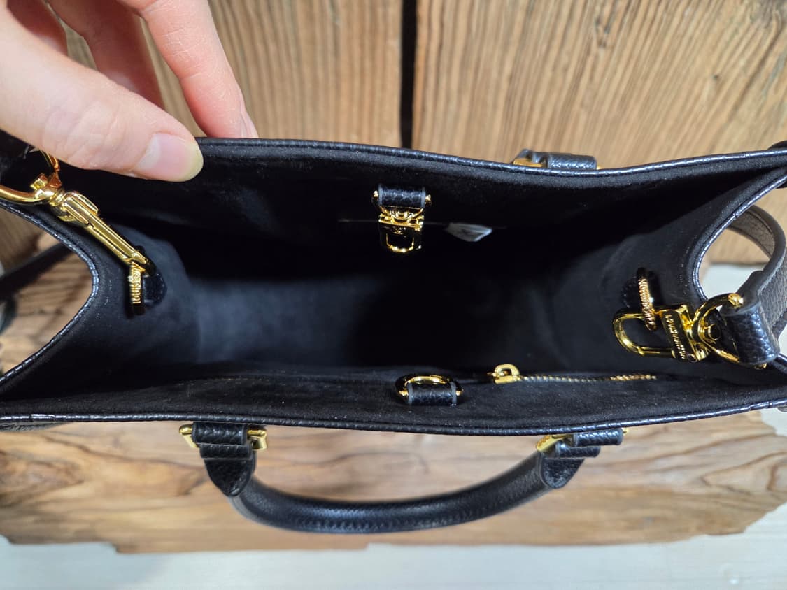 루이비통 온더고 PM 블랙 앙프랑트 토트백 상품이미지9