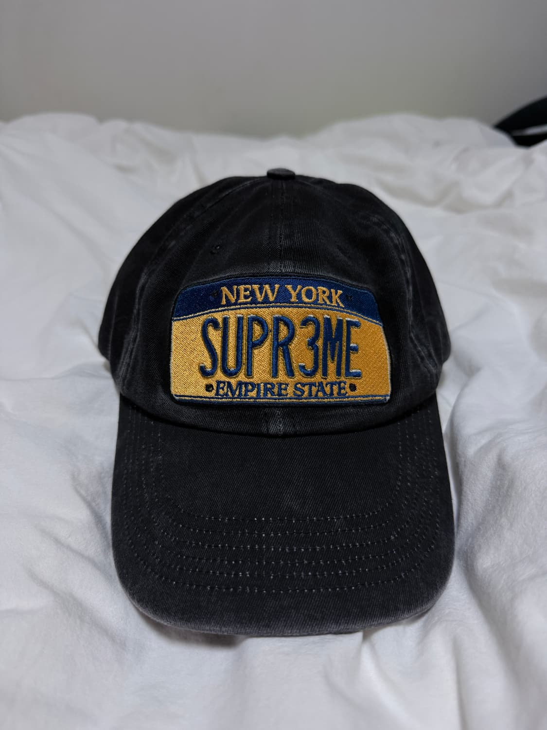 슈프림 라이센스 플레이트 6-패널 블랙 - 25SS 상품이미지1