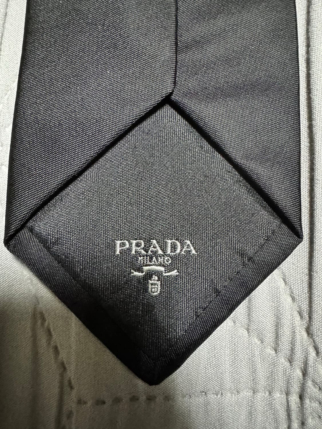 프라다 리나일론 삼각로고 개버딘 넥타이 볼로타이 셔츠 상품이미지3