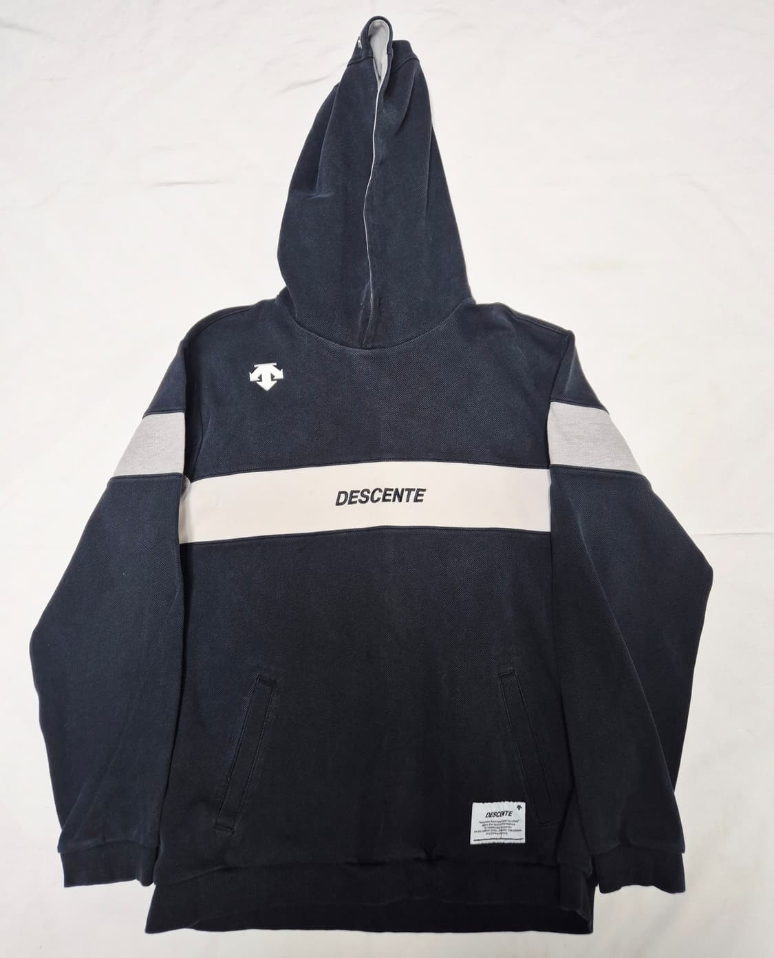 데상트 후드티 팝니다  상품이미지1