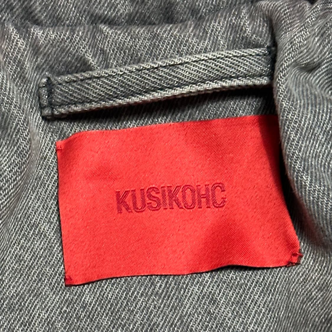 M KUSIKOHC 그레이 레드 패딩 멀티 리벳 데님 재킷 상품이미지4