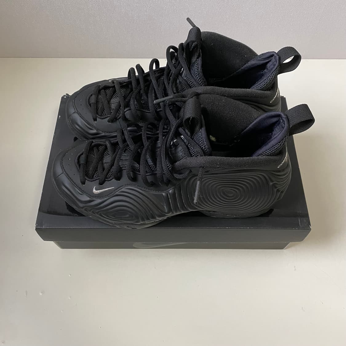 [255] 나이키 x 꼼데가르송 옴므 플러스 에어 폼포짓 원 블랙 상품이미지2