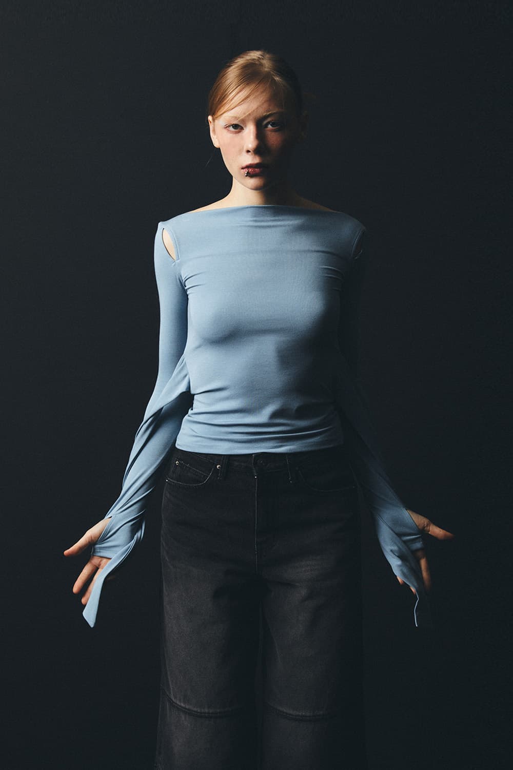 하프데빌어스 벨티드 컷 아웃 티셔츠
새상품 상품이미지1