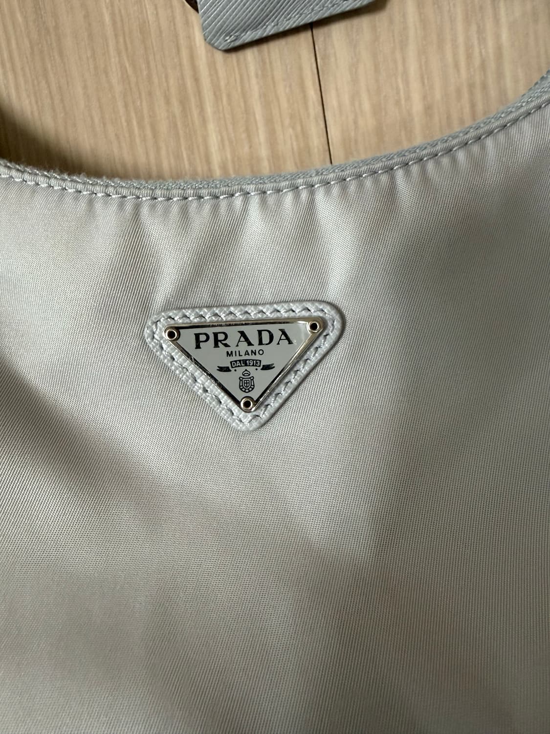 프라다 리나일론 호보백 라이트 그레이 상품이미지2