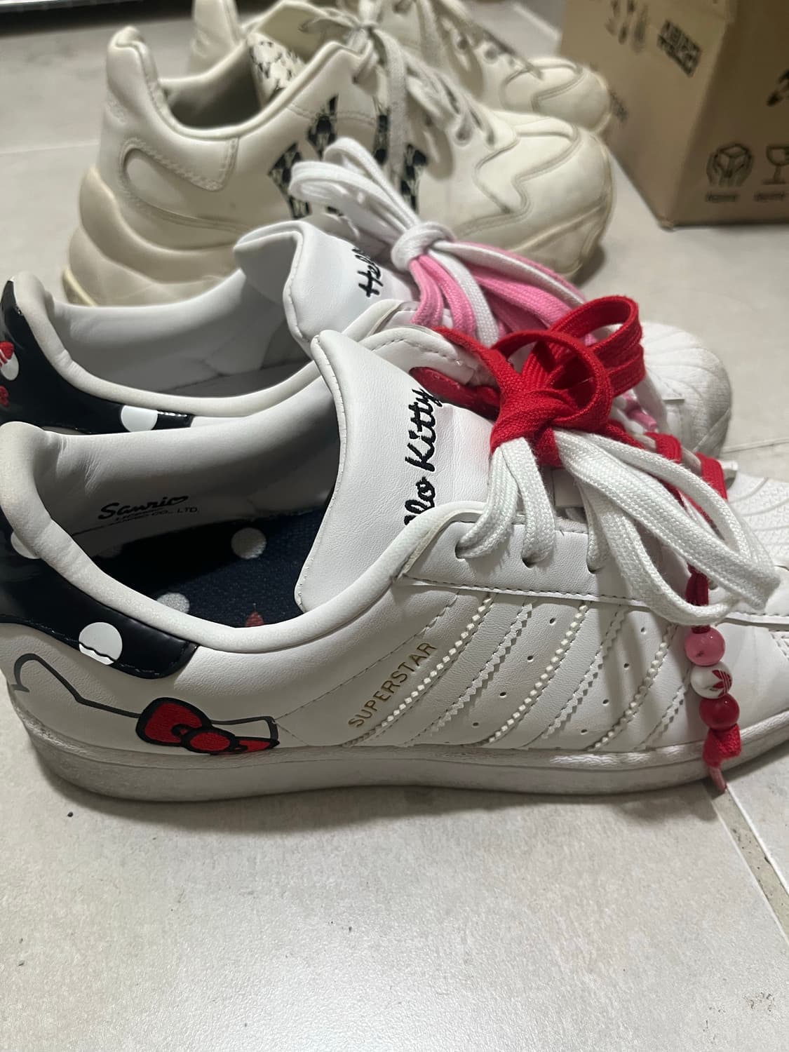 아디다스 슈퍼스타 헬로키티 콜라보 245 상품이미지4