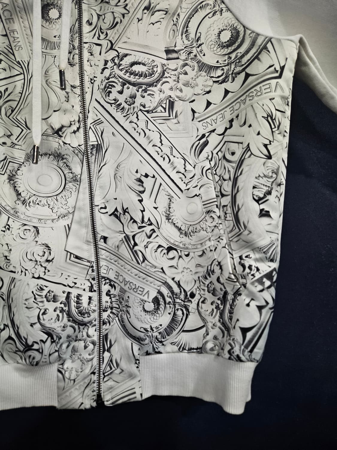 베르사체 진스 문양 화이트 남성 90~95 후드집업 자켓  상품이미지6