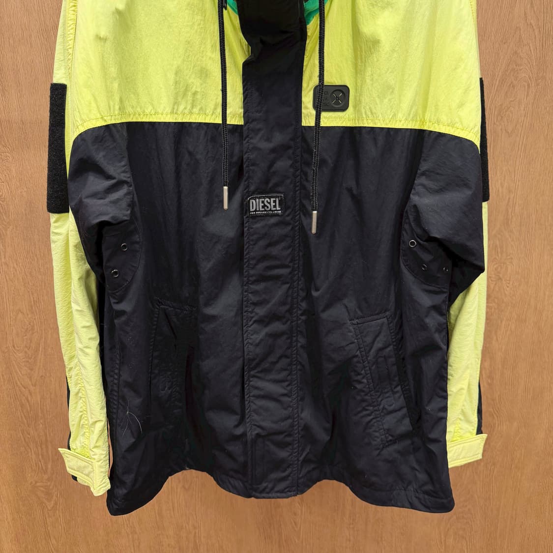 디젤 하이넥 윈드 브레이커 자켓 형광 배색 로고 벨크로 패치 디테일 블랙 상품이미지5