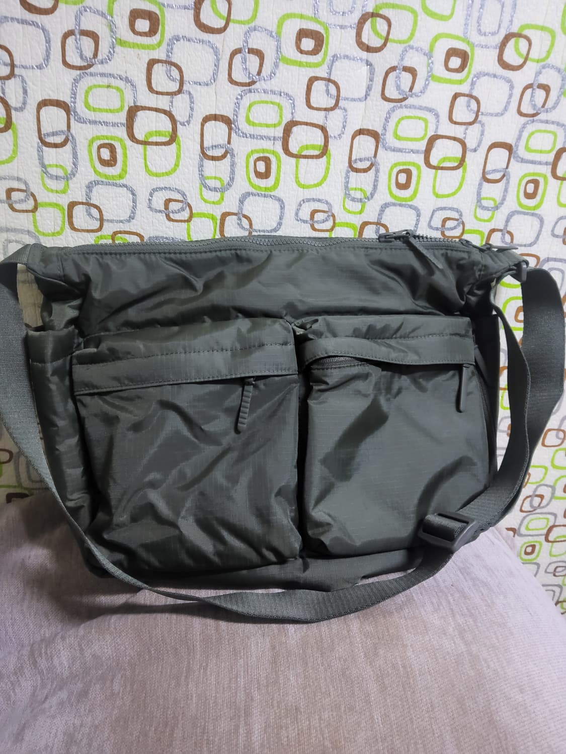 유니클로 멀티포켓 숄더백 올리브  상품이미지1