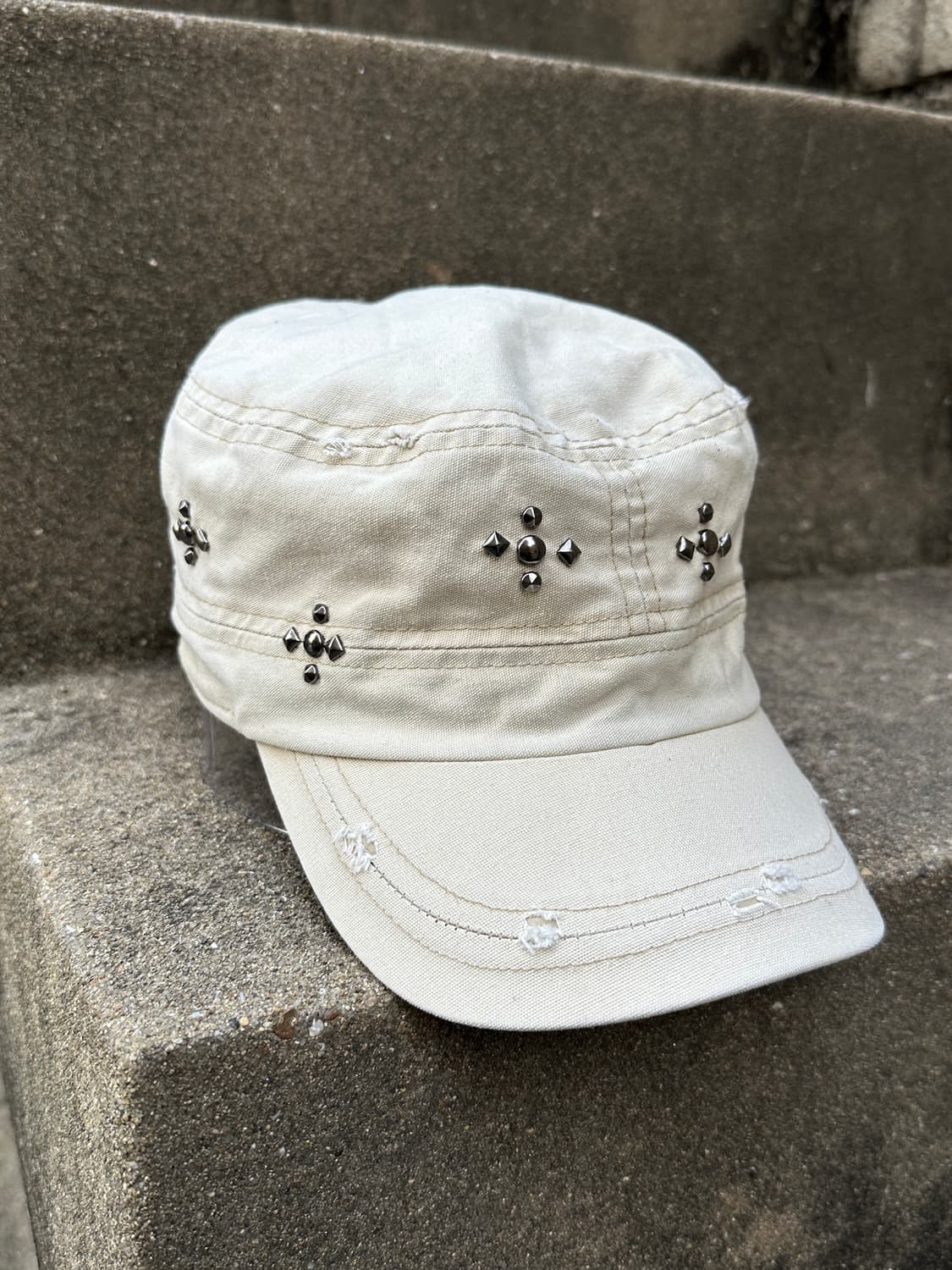 Destroyed stud point grunge ivory cap 상품이미지2