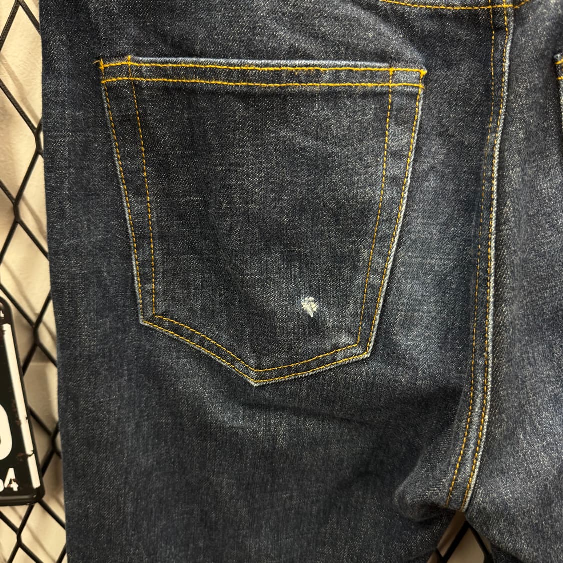 슈프림 리지드 슬림 셀비지 데님 팬츠 후면 패치 로고 포인트 상품이미지10