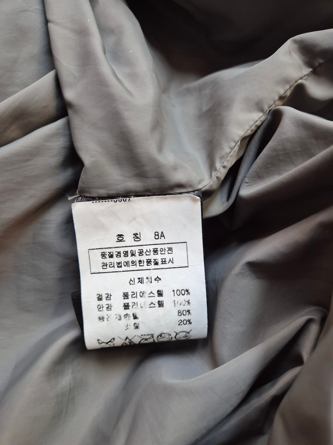 봉포인트 블랙 색상 경량 패딩입니다. 겉감은 폴리에스터 100% 소재로  상품이미지6